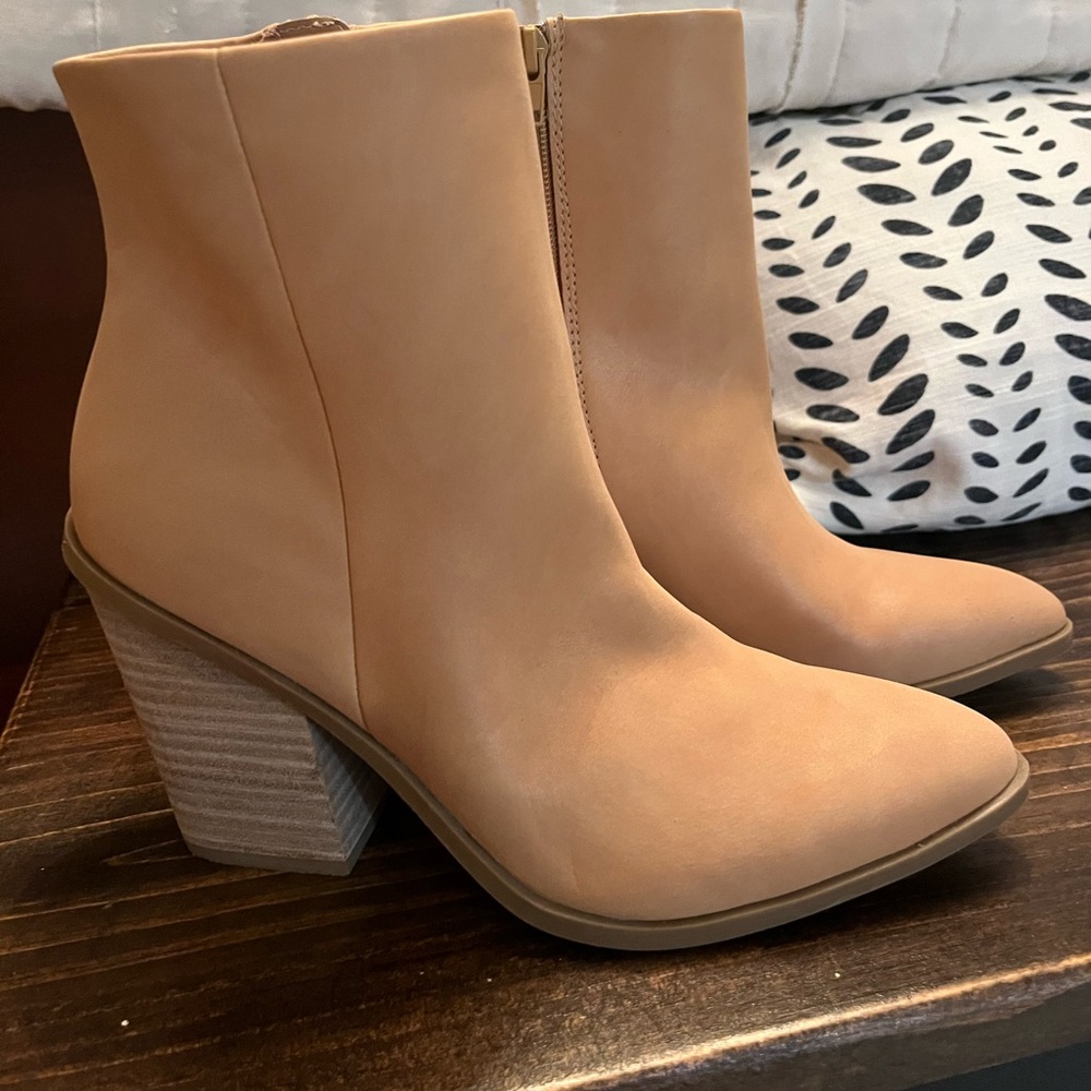 Women’s dolce Vita zip ankle boots sz 8